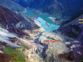 Trận sóng thần khổng lồ trên núi lao xuống khiến hơn 2.000 người thiệt mạng ở châu Âu