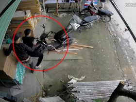 Clip: Hết hồn xe máy điện “tự chạy” không người lái lao thẳng vào người đàn ông
