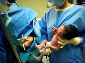 Bác sĩ đang khâu vết mổ đẻ, sản phụ 36 tuổi bất ngờ hét lên 1 câu giúp cô giữ được mạng sống