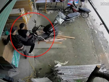 Giao thông - Clip: Hết hồn xe máy điện “tự chạy” không người lái lao thẳng vào người đàn ông