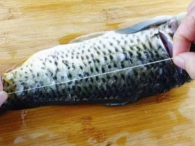 Cá rất tanh nhưng chỉ cần rút sợi dây này thì mùi tanh mất ngay lập tức, tha hồ nấu đủ món ngon