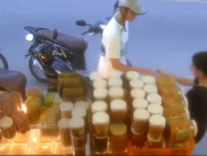 Giao thông - Clip: Thanh niên mua đồ rồi phóng luôn xe của người khác khiến ai cũng bật cười