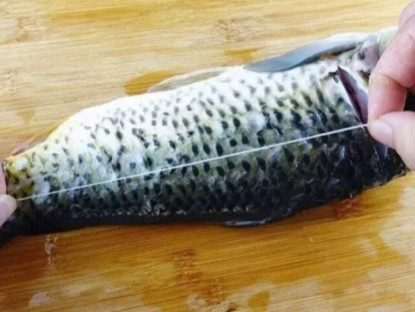 Gia đình - Cá rất tanh nhưng chỉ cần rút sợi dây này thì mùi tanh mất ngay lập tức, tha hồ nấu đủ món ngon