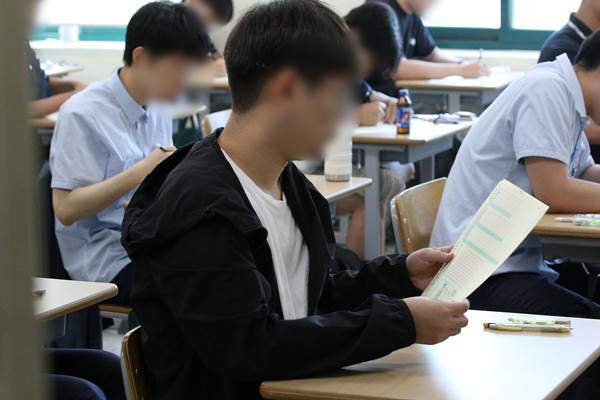 Hàn Quốc "nín thở" cho thí sinh thi đại học - 1
