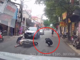 Clip: Thót tim người đi bộ đẩy ngã xe máy ngay trước đầu ô tô rồi ngất xỉu