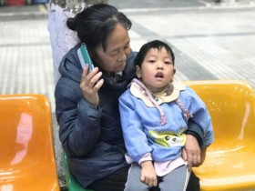 Bé gái khác lạ sau ca sinh khó, mẹ ruột bỏ đi, bà nội bán nhà cứu cháu, 5 năm sau cả làng sững sờ