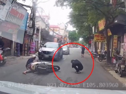 Giao thông - Clip: Thót tim người đi bộ đẩy ngã xe máy ngay trước đầu ô tô rồi ngất xỉu