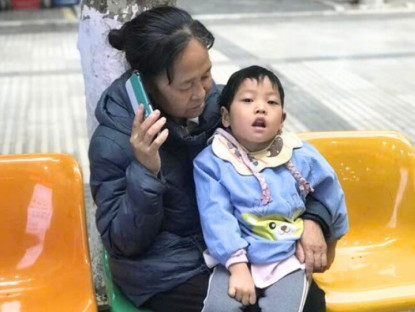 Gia đình - Bé gái khác lạ sau ca sinh khó, mẹ ruột bỏ đi, bà nội bán nhà cứu cháu, 5 năm sau cả làng sững sờ