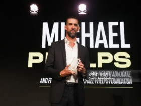 Huyền thoại 23 HCV Olympic Michael Phelps gây choáng với diện mạo khác lạ