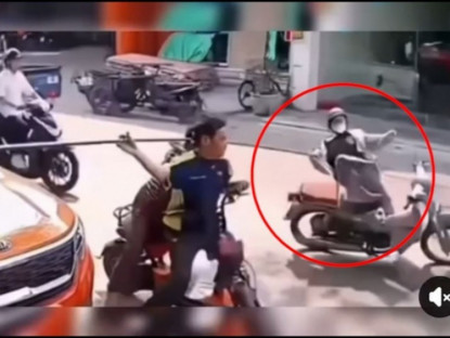 Giao thông - Clip: Hai người chở thanh dài bất cẩn, cô gái đâm trúng rồi trượt ngã trên đường