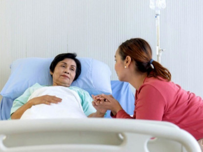 Gia đình - Tận tình chăm mẹ chồng nằm viện, xuất viện bà tặng tôi hộp thuốc bổ uống dở, mở ra mà trào nước mắt