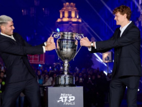 Sinner lập kỷ lục không tưởng ở ATP Finals, Alcaraz nhận cúp số 1 thế giới