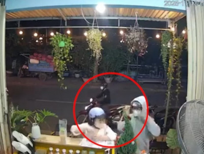 Giao thông - Clip: Mải mua nước, người phụ nữ bị trộm lấy xe ngay trước mặt mà không hay biết