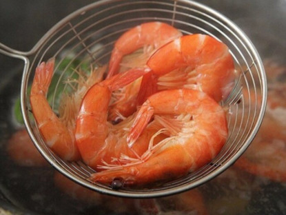 Gia đình - Luộc tôm đừng dùng hành, gừng để khử tanh, chỉ cần thêm mảnh này tôm thơm lừng, đỏ đẹp