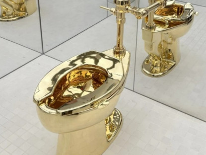 Kinh tế - Tác giả quả chuối 6,2 triệu USD lại gây sốt với bồn cầu vàng