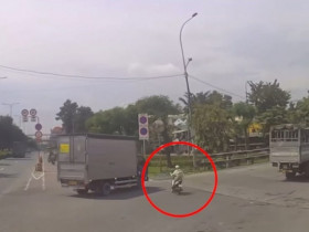 Clip: Cố vượt xe tải chuyển hướng, Ninja bị đâm ngã sõng soài trên đường