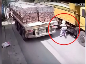 Clip: Kinh hoàng bé gái lao thẳng xe đạp vào ô tô tải, thoát chết trong gang tấc