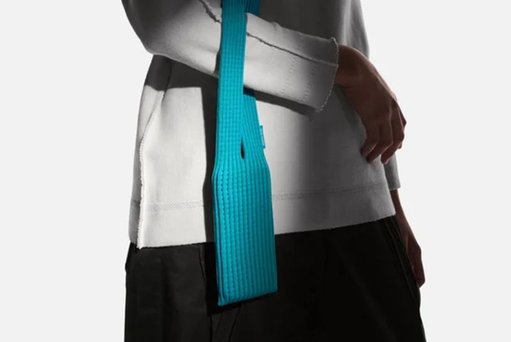 Tại sao bị chê tơi tả, túi đựng iPhone “đắt như vàng” của Apple lại bán sạch? - 3