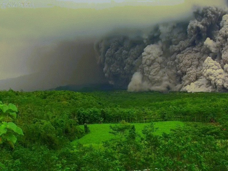 Video núi lửa Indonesia phun trào như tận thế, chính quyền nâng cảnh báo mức cao nhất