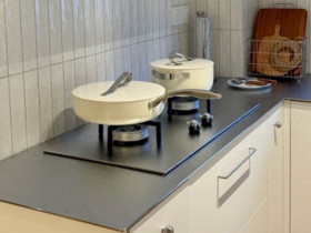 Mặt bàn bếp bằng đá đã xưa lắm rồi, thiết kế thay thế này vượt trội hơn nhiều