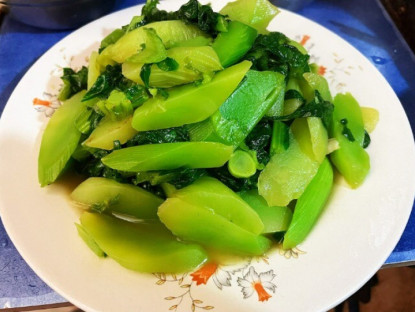 Gia đình - Cây này tưởng chỉ ăn lá, ai ngờ thân cũng cực ngon, đem xào món giàu canxi lại trôi cơm vô cùng