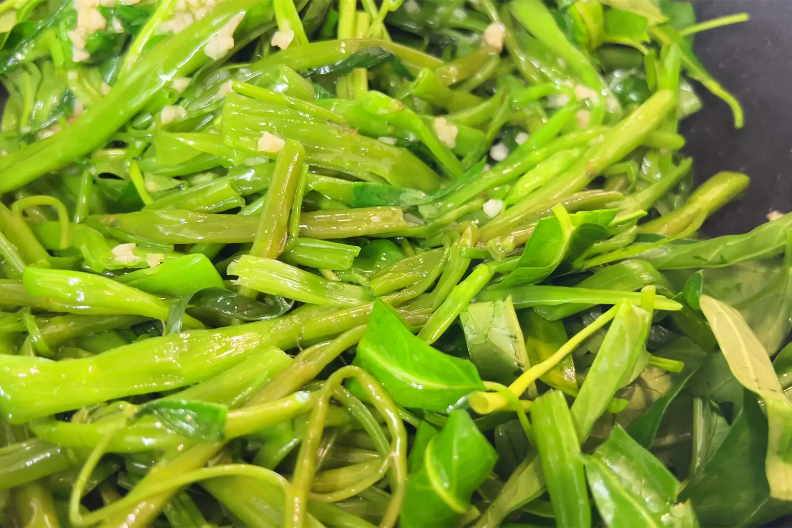 Xào rau muống chỉ cần nhớ 3 mẹo này, rau xanh mướt không bị thâm đen