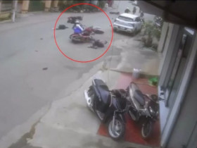 Clip: Đi dàn hàng ngang, nhóm học sinh bị xe ngược chiều đâm văng gây thót tim