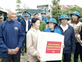 Chủ tịch UBTƯ MTTQ Việt Nam Bùi Thị Minh Hoài thăm hỏi, động viên người dân vùng lũ ở Lâm Đồng