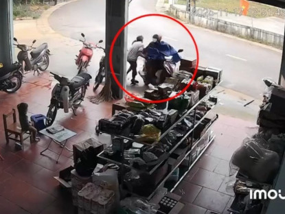 Giao thông - Clip: Ôm cua mất lái, xe máy đâm gục người đàn ông rồi lao thẳng vào tường