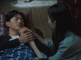 Tôi xuất viện cả năm trời chồng mới chạm vào người, bật đèn lên thấy chân anh mà tôi òa khóc