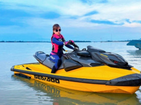 Người đẹp cưỡi mô tô nước cứu trợ vùng lũ, lên tiếng khi bị chê 