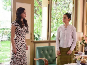 Tiền đền bù đất 800 triệu bố mẹ đưa hết cho chị dâu, hỏi thì mẹ chỉ tay ra cửa sổ khiến tôi nghẹn lại