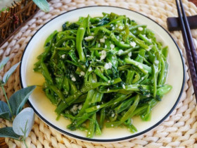 Xào rau muống chỉ cần nhớ 3 mẹo này, rau xanh mướt không bị thâm đen