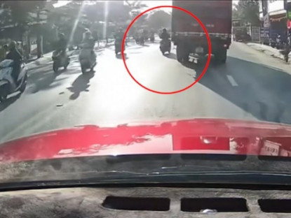 Giao thông - Clip: Ninja sang đường như chỗ không người, suýt lao vào xe tải trong tích tắc