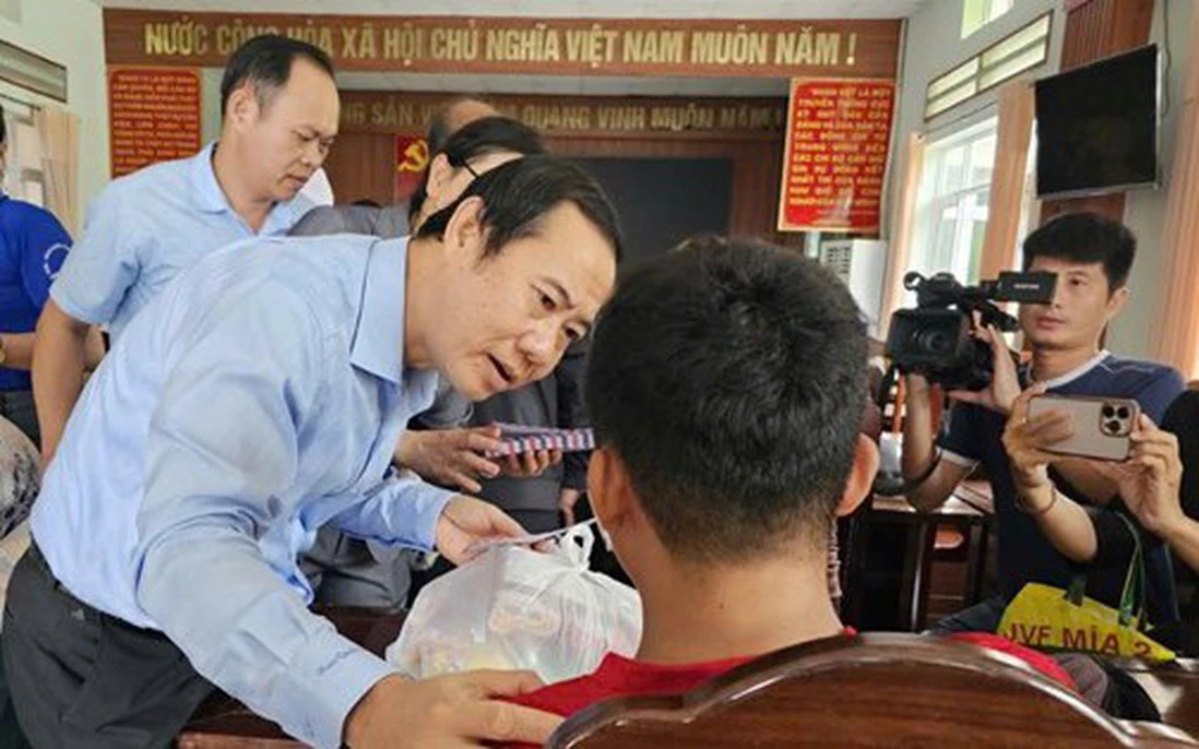 Phó Bí thư Đảng ủy MTTQ, các đoàn thể Trung ương thăm hỏi, động viên người dân vùng lũ Đắk Lắk - 1