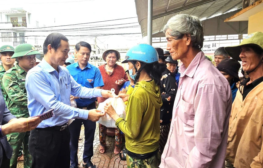 Phó Bí thư Đảng ủy MTTQ, các đoàn thể Trung ương thăm hỏi, động viên người dân vùng lũ Đắk Lắk - 3