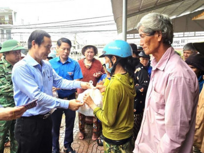 Tin Tức - Phó Bí thư Đảng ủy MTTQ, các đoàn thể Trung ương thăm hỏi, động viên người dân vùng lũ Đắk Lắk