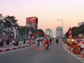 Clip: Quay đầu ẩu trên cầu, thanh niên bị xe sau đâm trúng khiến cả hai ngã nhào