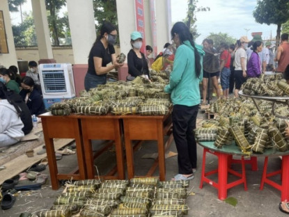 Gia đình - Cả xã thức xuyên đêm nấu 15 nồi bánh chưng, vội vã đóng hàng gửi bà con vùng lũ