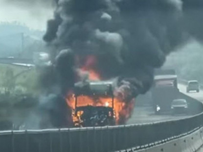 Giao thông - Xe đầu kéo bốc cháy ngùn ngụt trên cao tốc