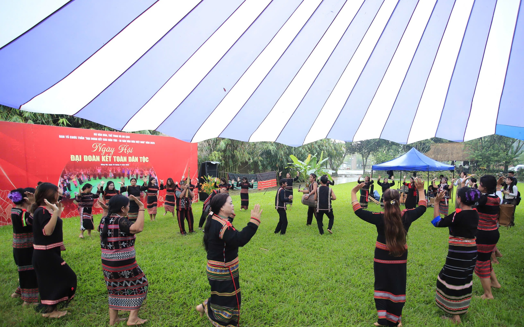 Khai mạc Tuần Đại đoàn kết các dân tộc - Di sản Văn hóa Việt Nam: Đoàn kết một lòng – Hướng về Miền Trung - 5