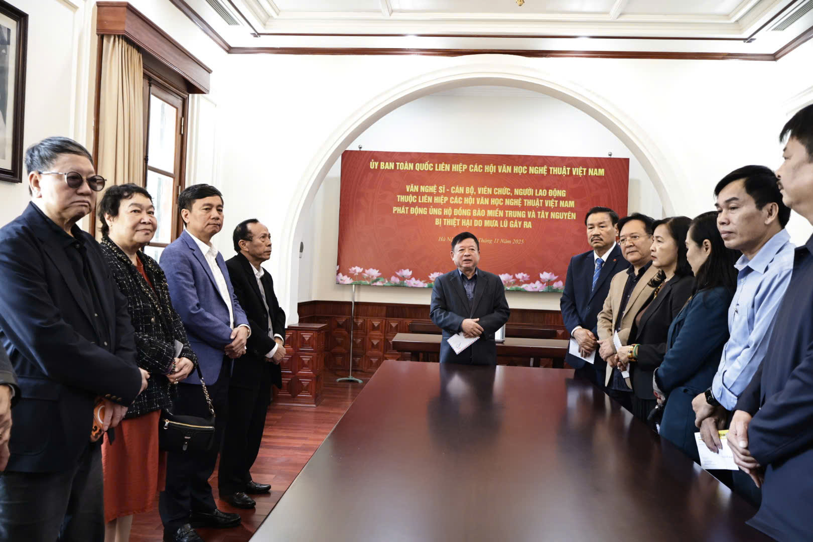 Liên hiệp các Hội Văn học nghệ thuật Việt Nam phát động ủng hộ đồng bào bị thiệt hại do mưa lũ - 1