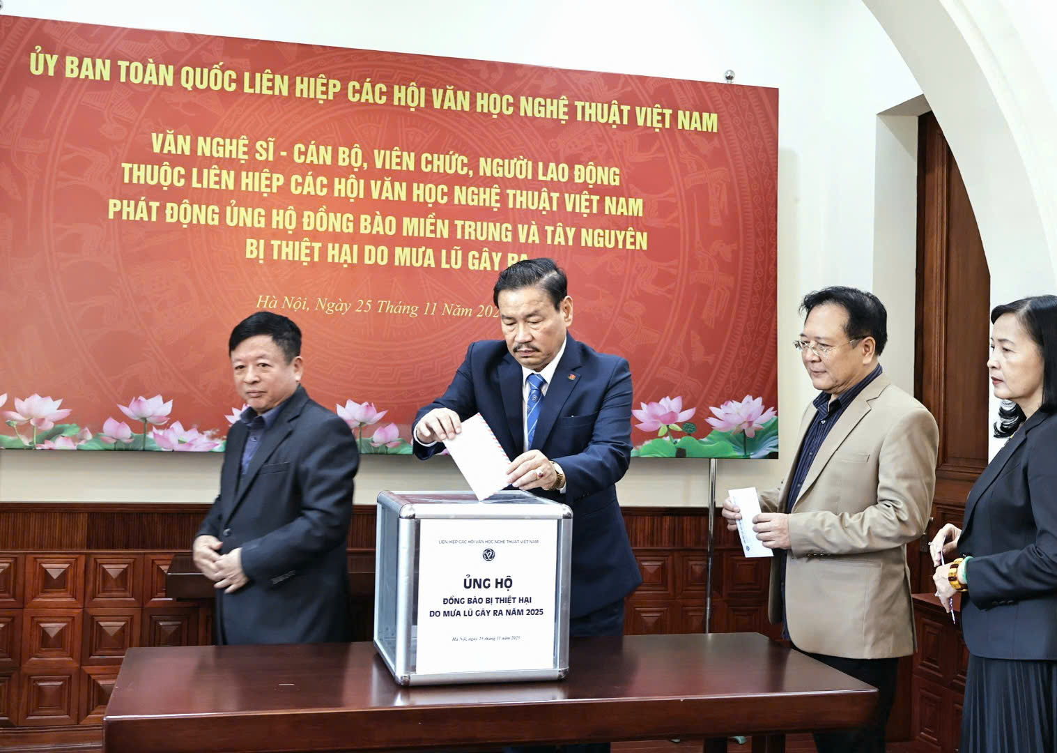 Liên hiệp các Hội Văn học nghệ thuật Việt Nam phát động ủng hộ đồng bào bị thiệt hại do mưa lũ - 5