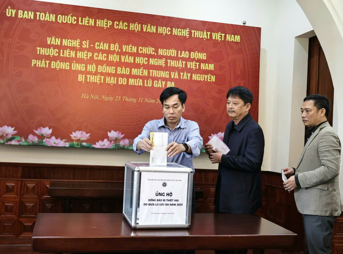 Liên hiệp các Hội Văn học nghệ thuật Việt Nam phát động ủng hộ đồng bào bị thiệt hại do mưa lũ - 7