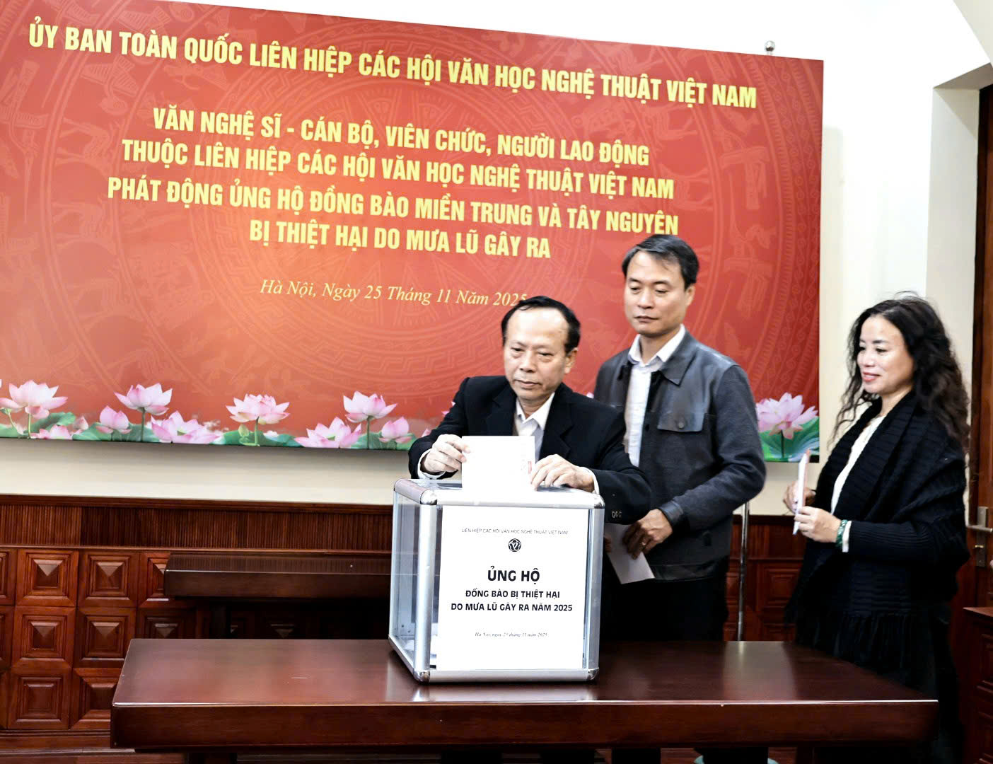 Liên hiệp các Hội Văn học nghệ thuật Việt Nam phát động ủng hộ đồng bào bị thiệt hại do mưa lũ - 8