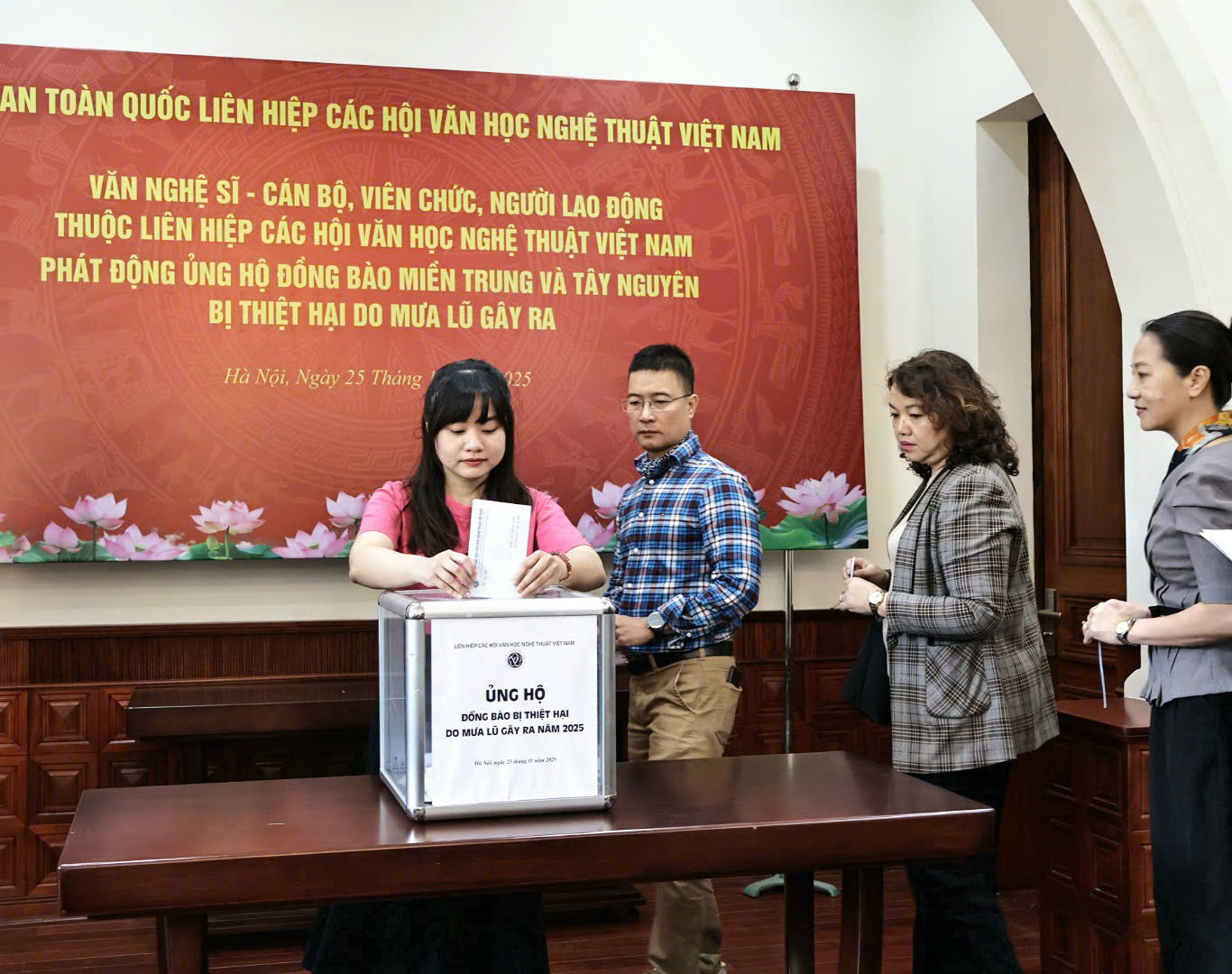 Liên hiệp các Hội Văn học nghệ thuật Việt Nam phát động ủng hộ đồng bào bị thiệt hại do mưa lũ - 9