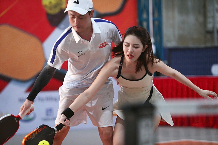 Hot girl Kiều Trinh khoe đường cong trên sân pickleball, “khóc cạn nước mắt” vì thua ngược - 2