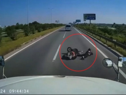 Giao thông - Clip: Xe máy va chạm rồi trượt ngã ra giữa đường, suýt bị container cán trúng