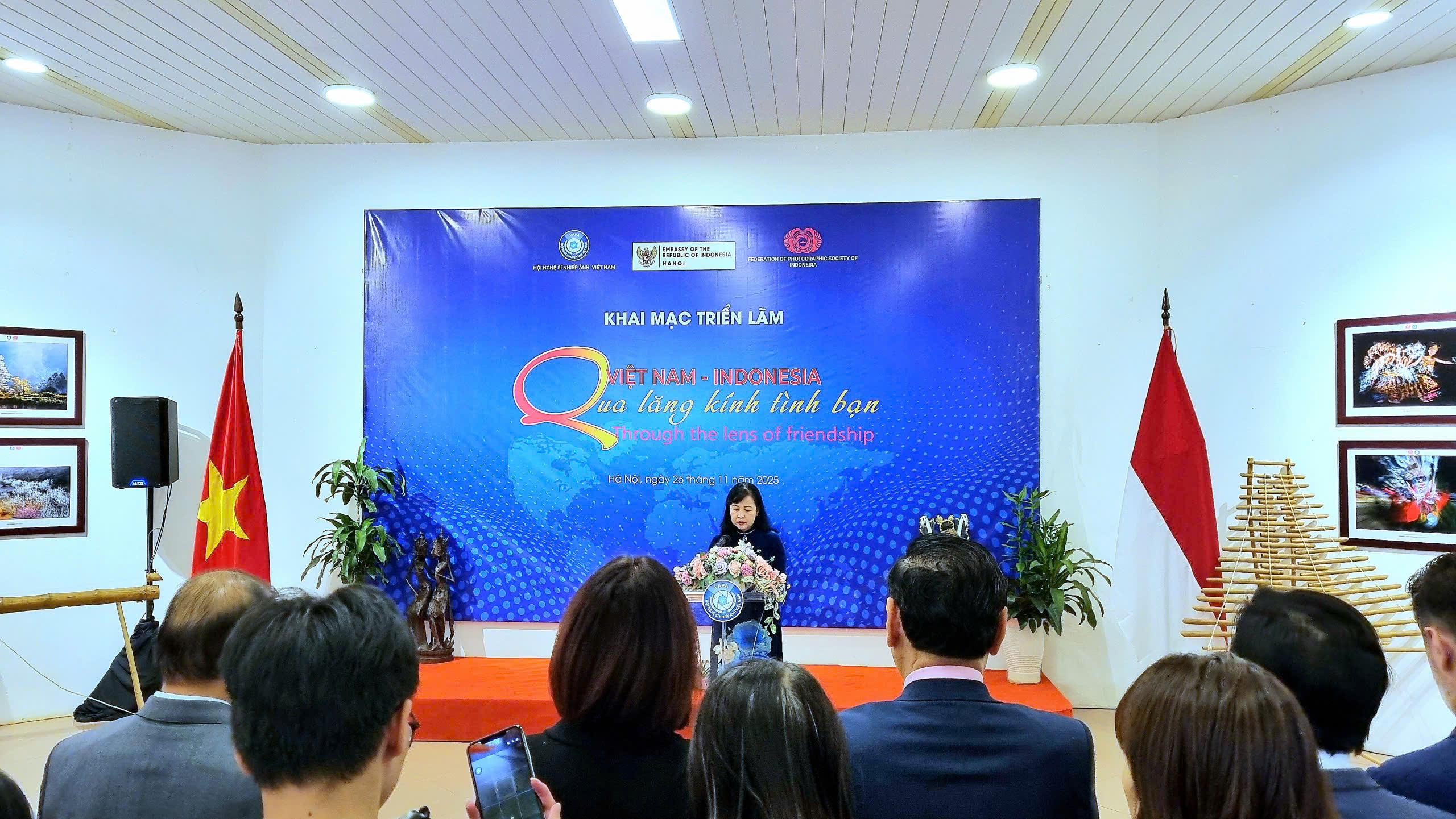 Thưởng lãm 140 ảnh nghệ thuật qua ống kính của các nghệ sĩ Việt Nam và Indonesia - 1