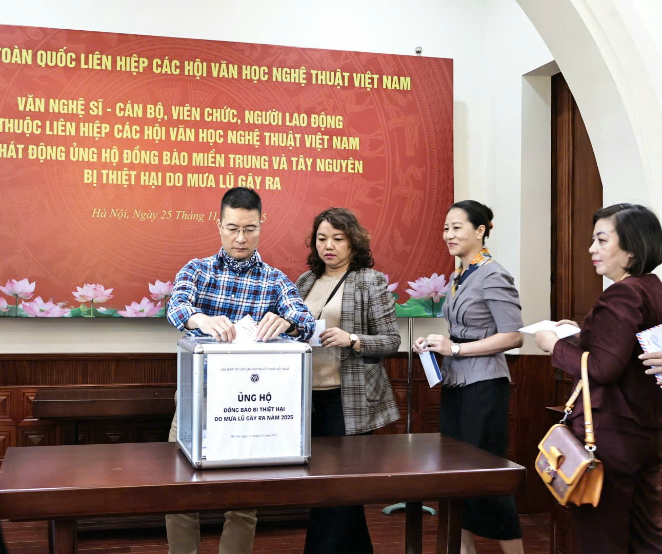 Kết quả Lễ phát động ủng hộ đồng bào Miền Trung và Tây Nguyên bị thiệt hại do mưa lũ của Liên hiệp các hội Văn học nghệ thuật Việt Nam - 1